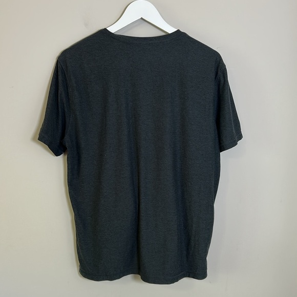 Vuori Strato Tech Tee Mens Charcoal Heather Grey Stretch Moisture Wicking Sz L - Picture 2 of 8